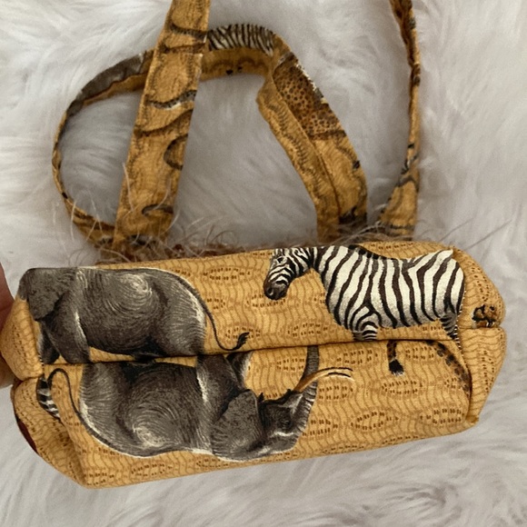 Animal intrigue shoulder bag. Grab and go in style - Picture 7 of 11